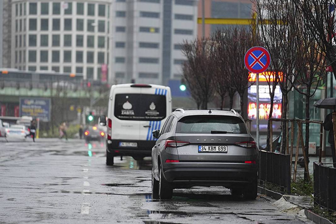 Kaldırımlar tamamen istila edildi: İstanbul'da her 6 araca 1 park yeri düşüyor 25